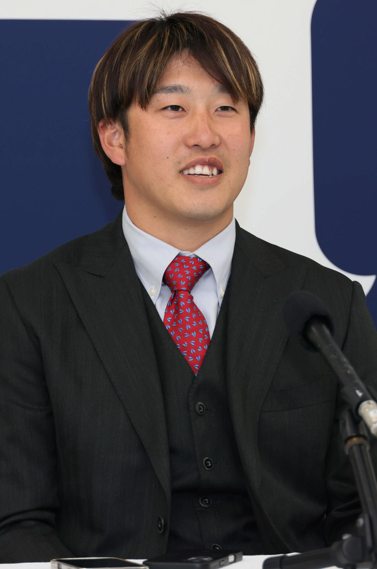 契約更改後、会見する広島小園（撮影・加藤孝規）