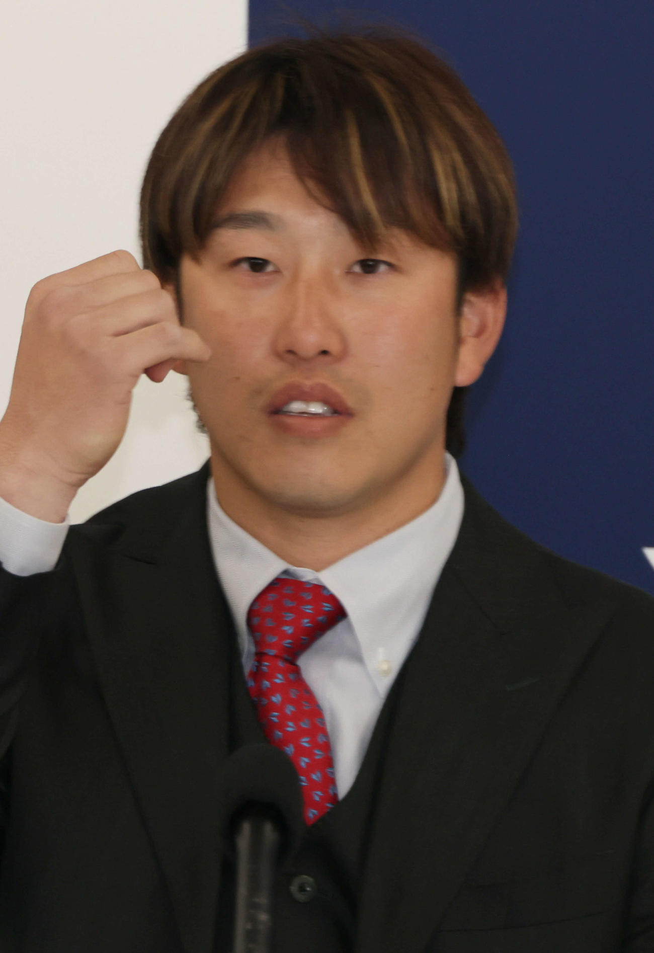 契約更改後、会見する広島小園（撮影・加藤孝規）