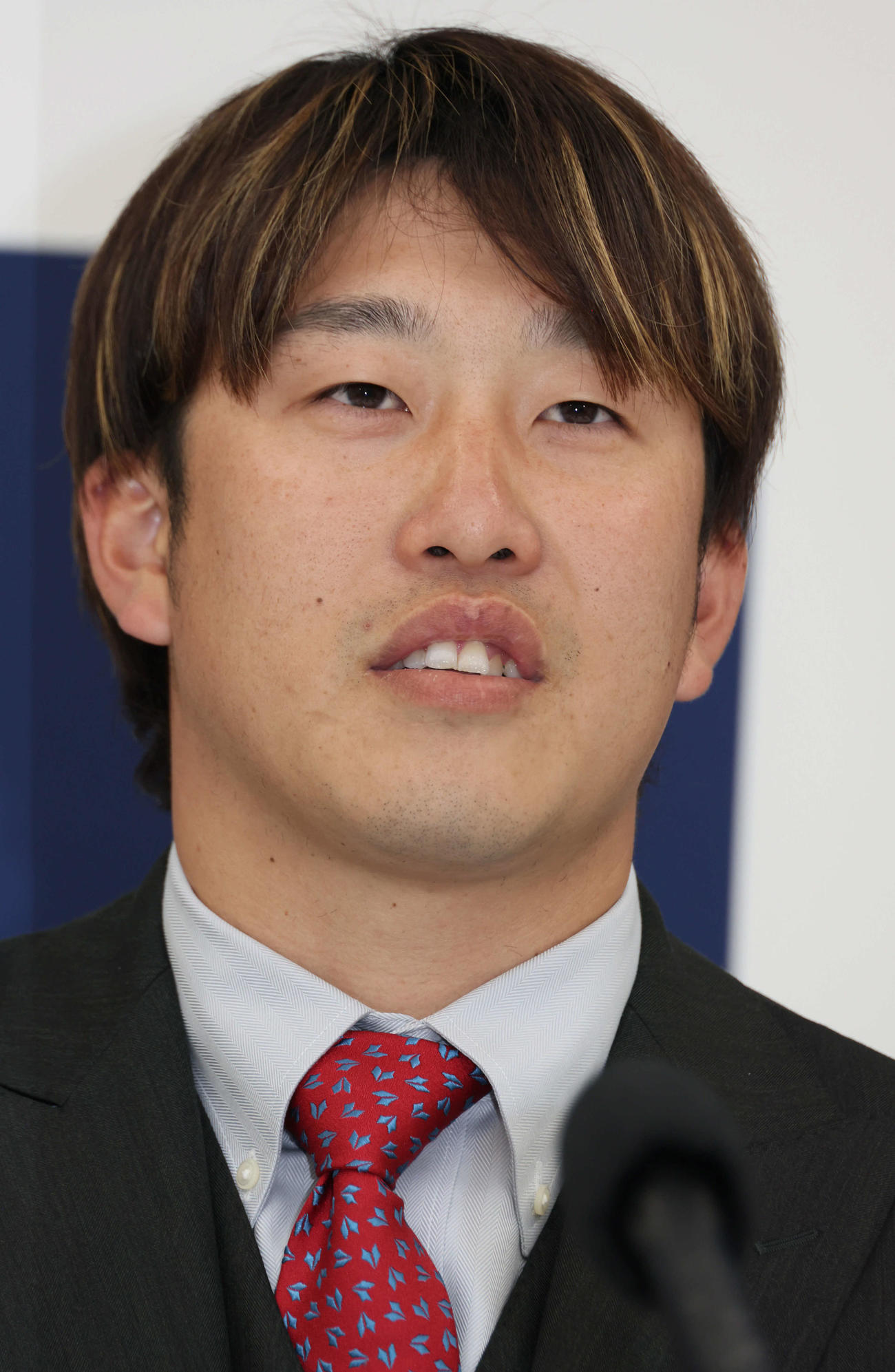 契約更改後、会見する広島小園（撮影・加藤孝規）