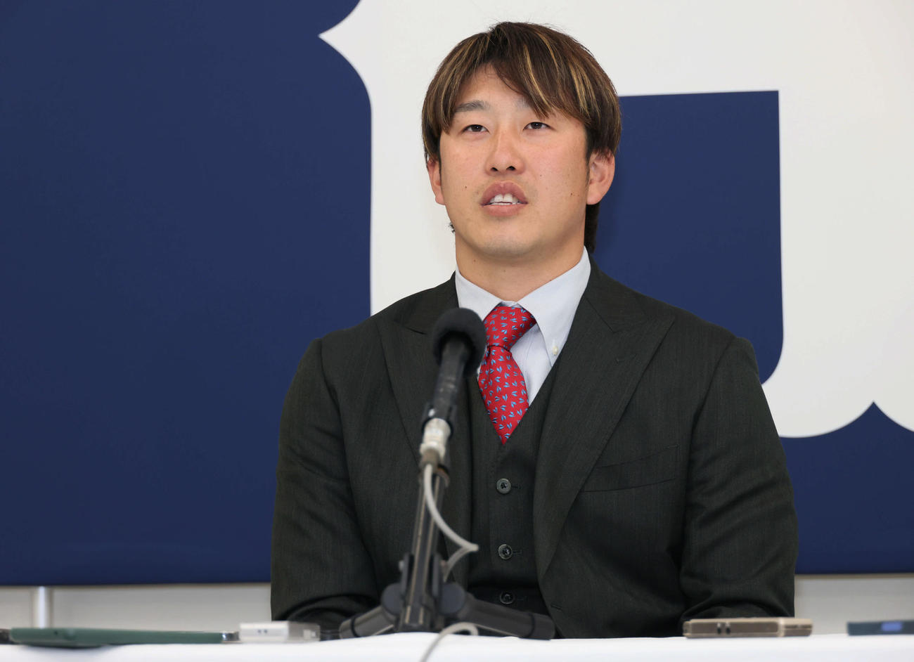 契約更改後、会見する広島小園（撮影・加藤孝規）