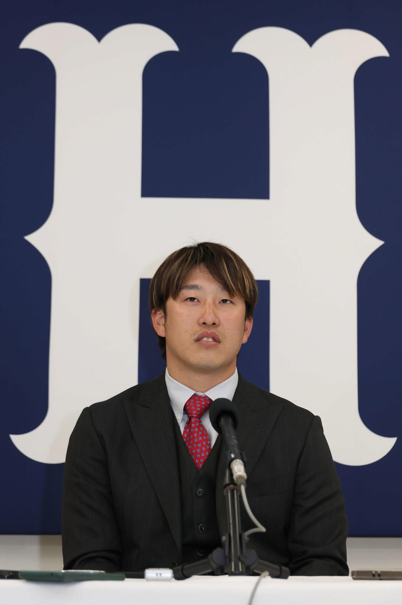 契約更改の会見を終え、囲み取材に応じる広島小園（撮影・加藤孝規）