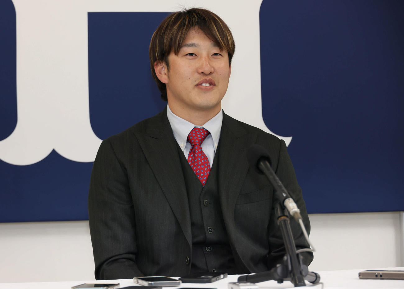 契約更改後、会見する広島小園（撮影・加藤孝規）