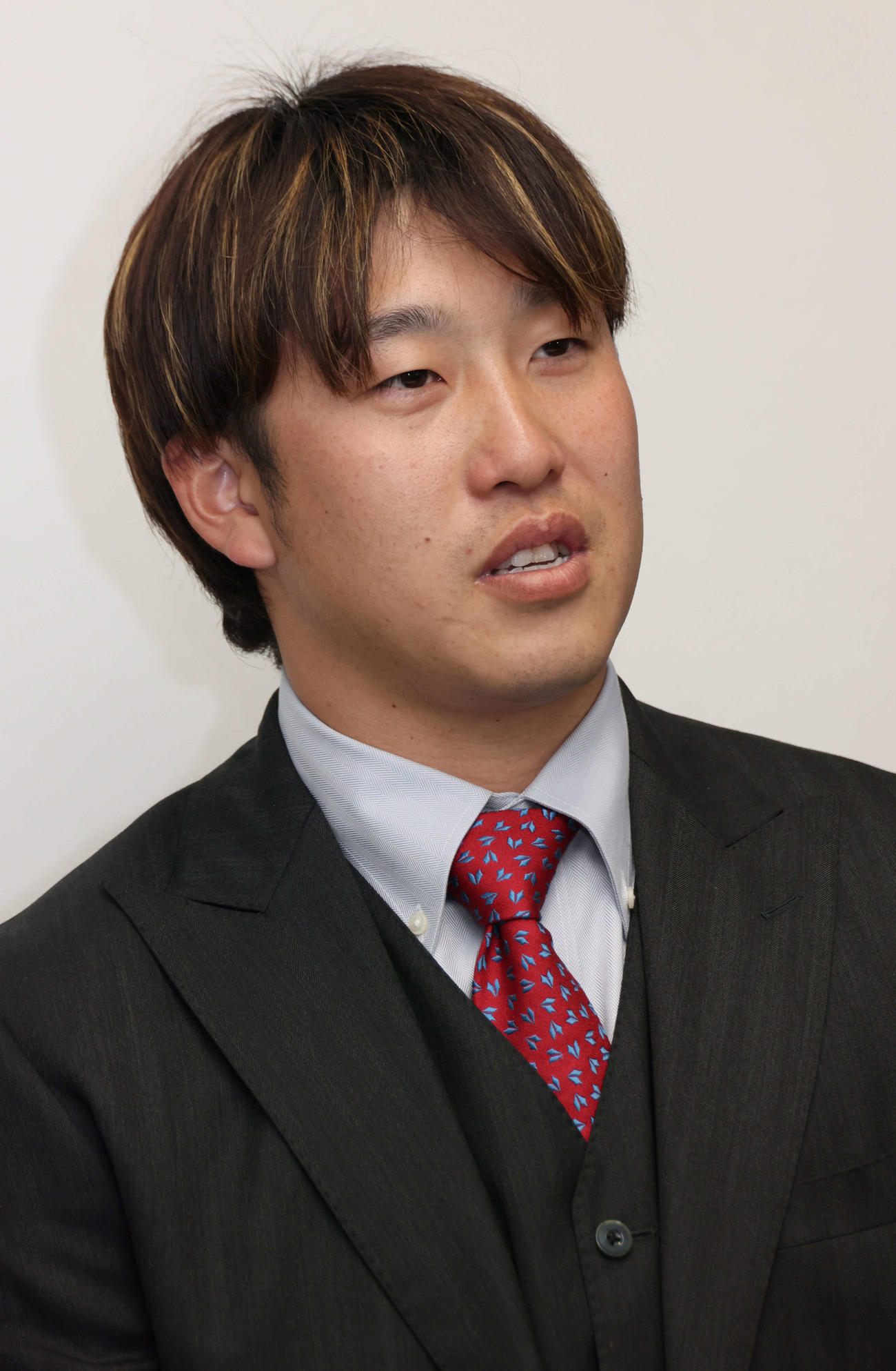 契約更改の会見を終え、囲み取材に応じる広島小園（撮影・加藤孝規）
