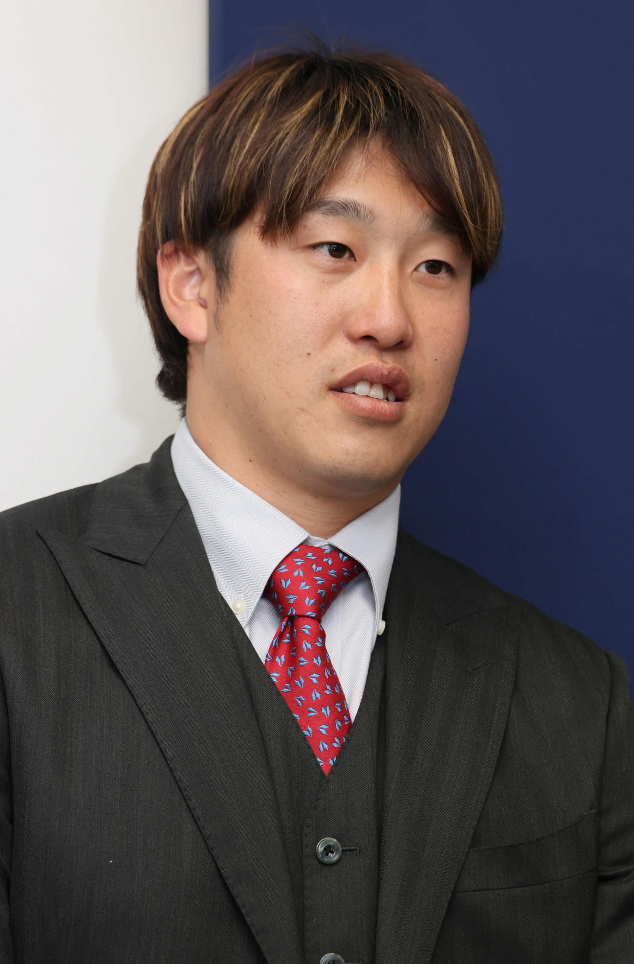 契約更改の会見を終え、囲み取材に応じる広島小園（撮影・加藤孝規）