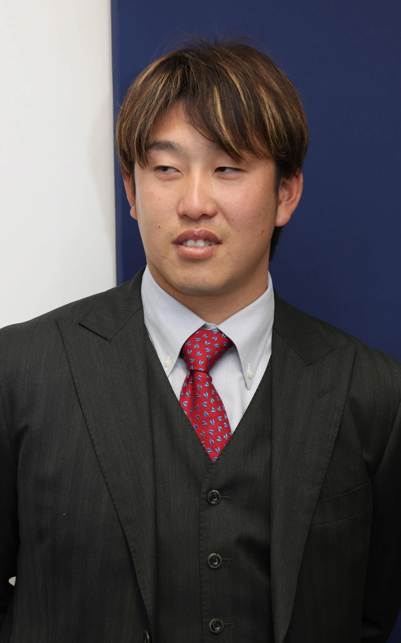 契約更改の会見を終え、囲み取材に応じる広島小園（撮影・加藤孝規）