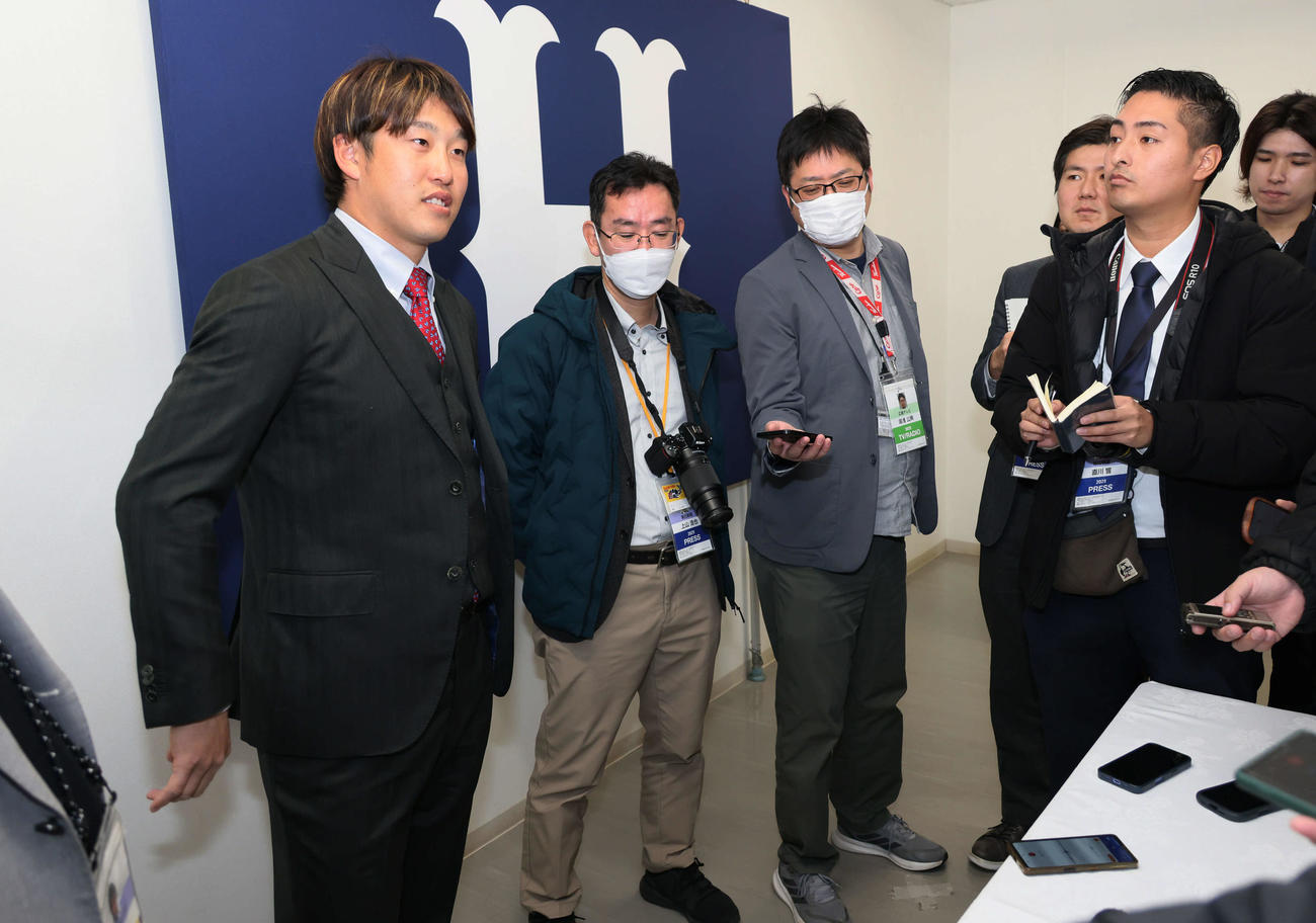 契約更改の会見を終え、囲み取材に応じる広島小園（撮影・加藤孝規）