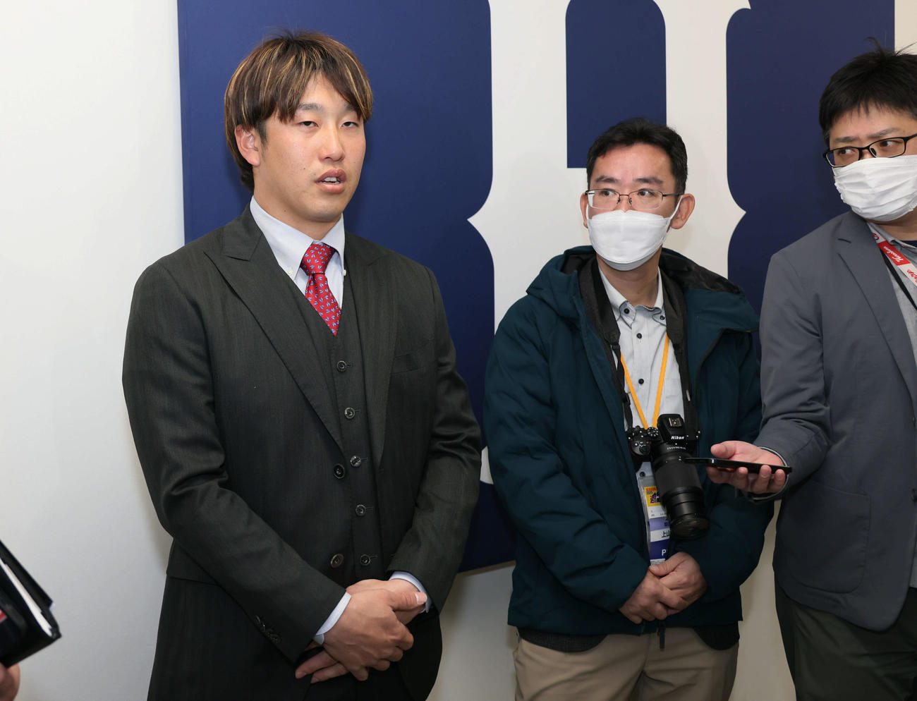 契約更改の会見を終え、囲み取材に応じる広島小園（撮影・加藤孝規）