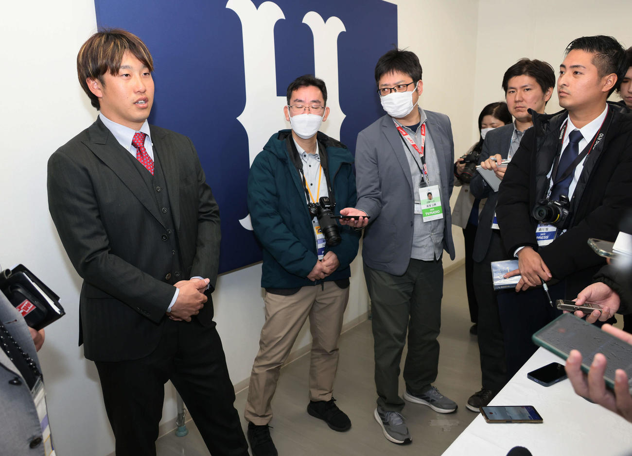 契約更改の会見を終え、囲み取材に応じる広島小園（撮影・加藤孝規）