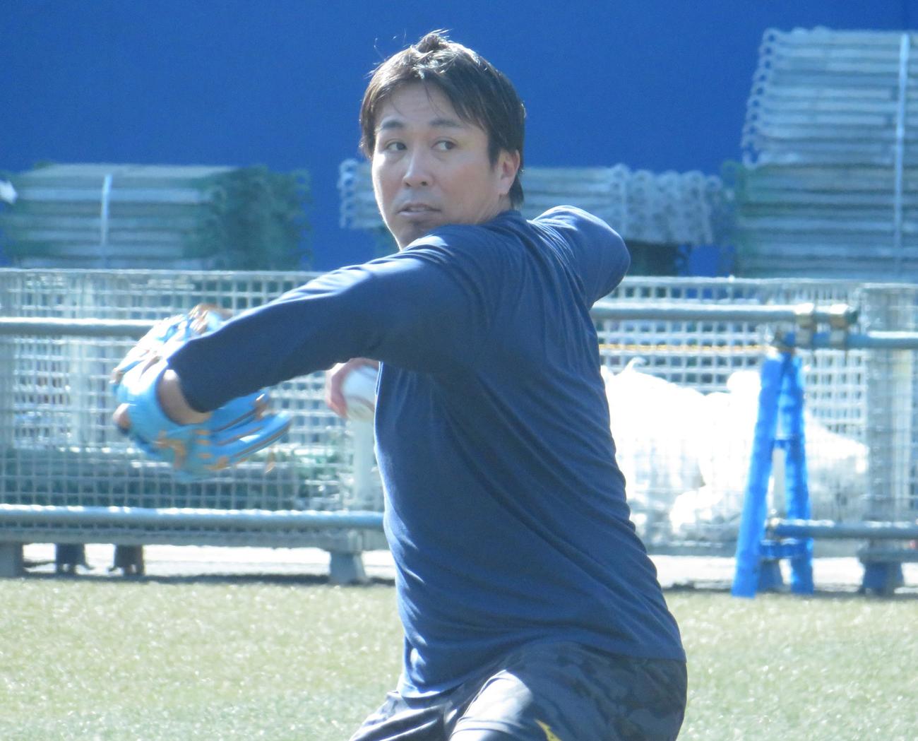 自主トレを公開した益田（撮影・星夏穂）