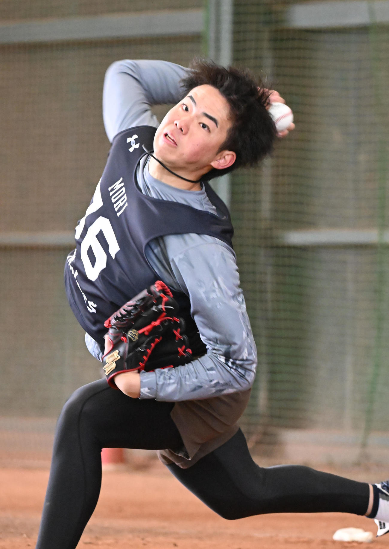 26日、ブルペンに入り力強い球を投げ込むオリックス森陽