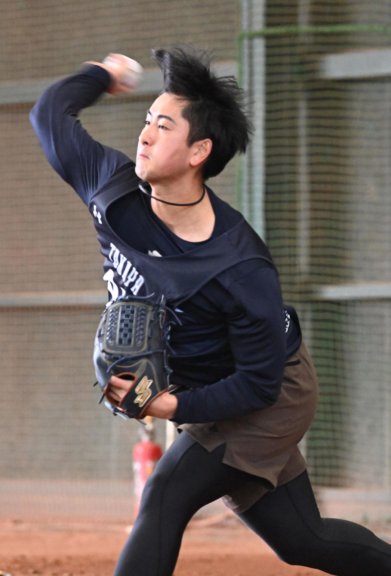 ブルペンに入り投げ込むオリックス高谷（撮影・和賀正仁）