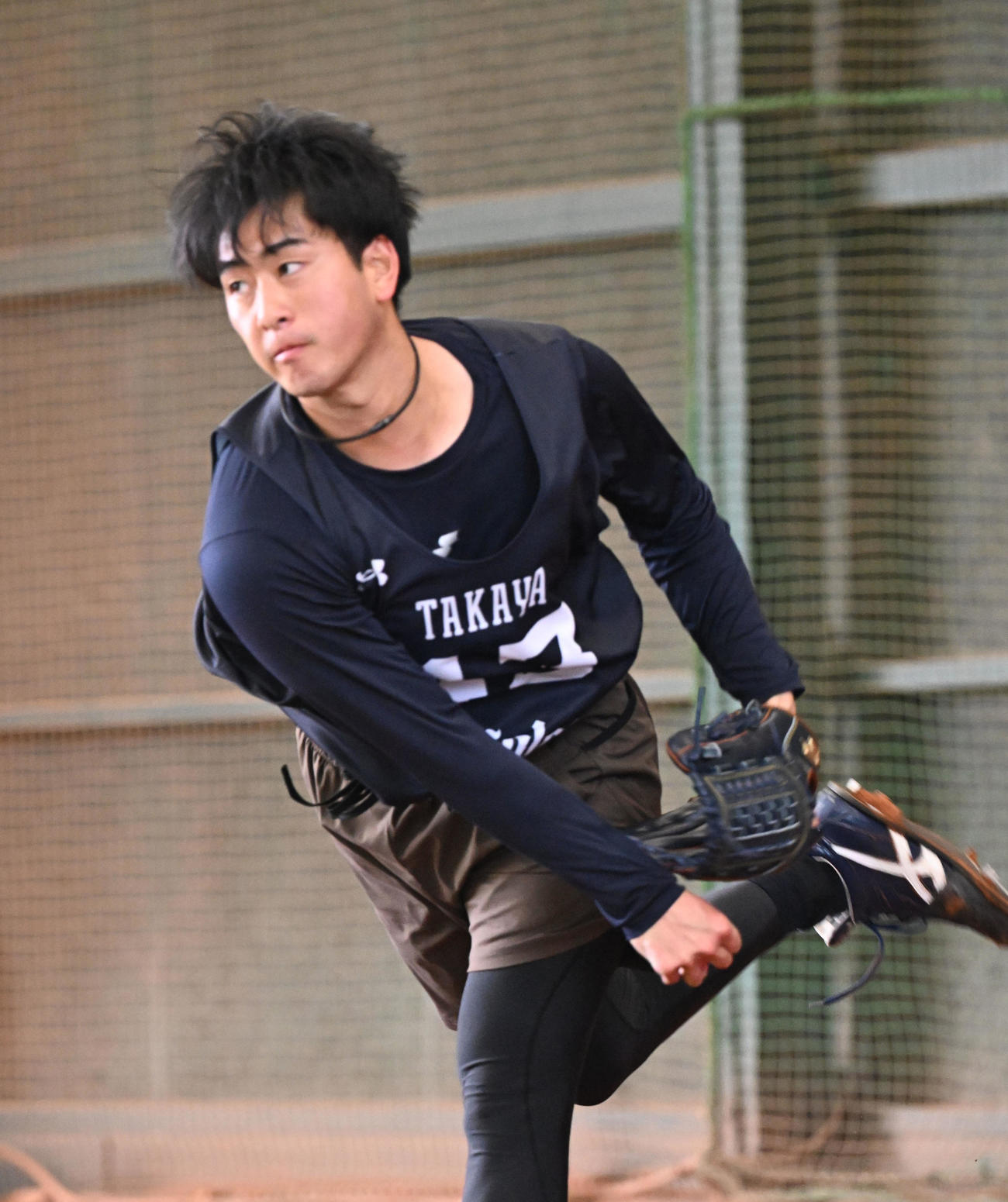 ブルペンに入り投げ込むオリックス高谷（撮影・和賀正仁）