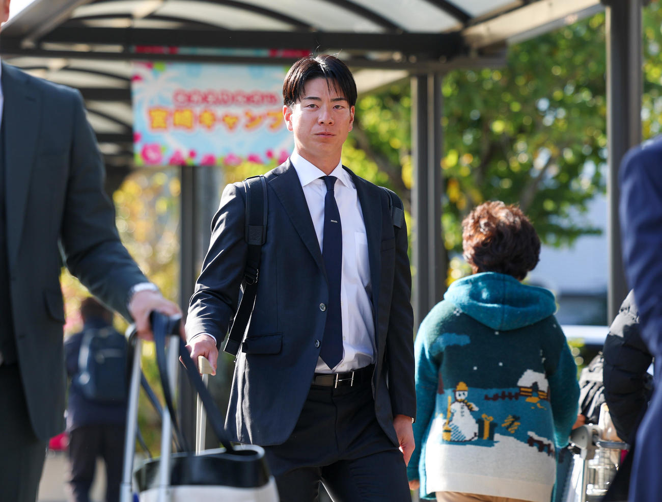 合同自主トレのため宮崎入りした巨人松本（撮影・増田悦実）