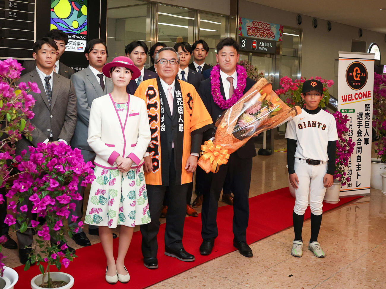 合同自主トレのため宮崎入り、セレモニーで記念撮影をする岸田行倫（右から2人目）ら巨人ナイン（撮影・増田悦実）