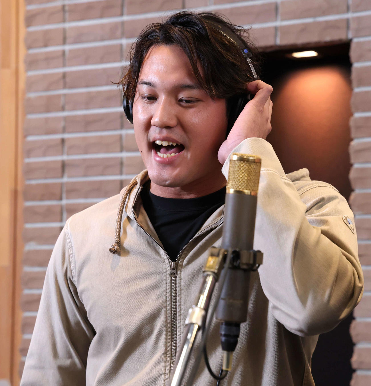 球団歌「熱き星たちよ」のレコーディングを行ったDeNA藤浪