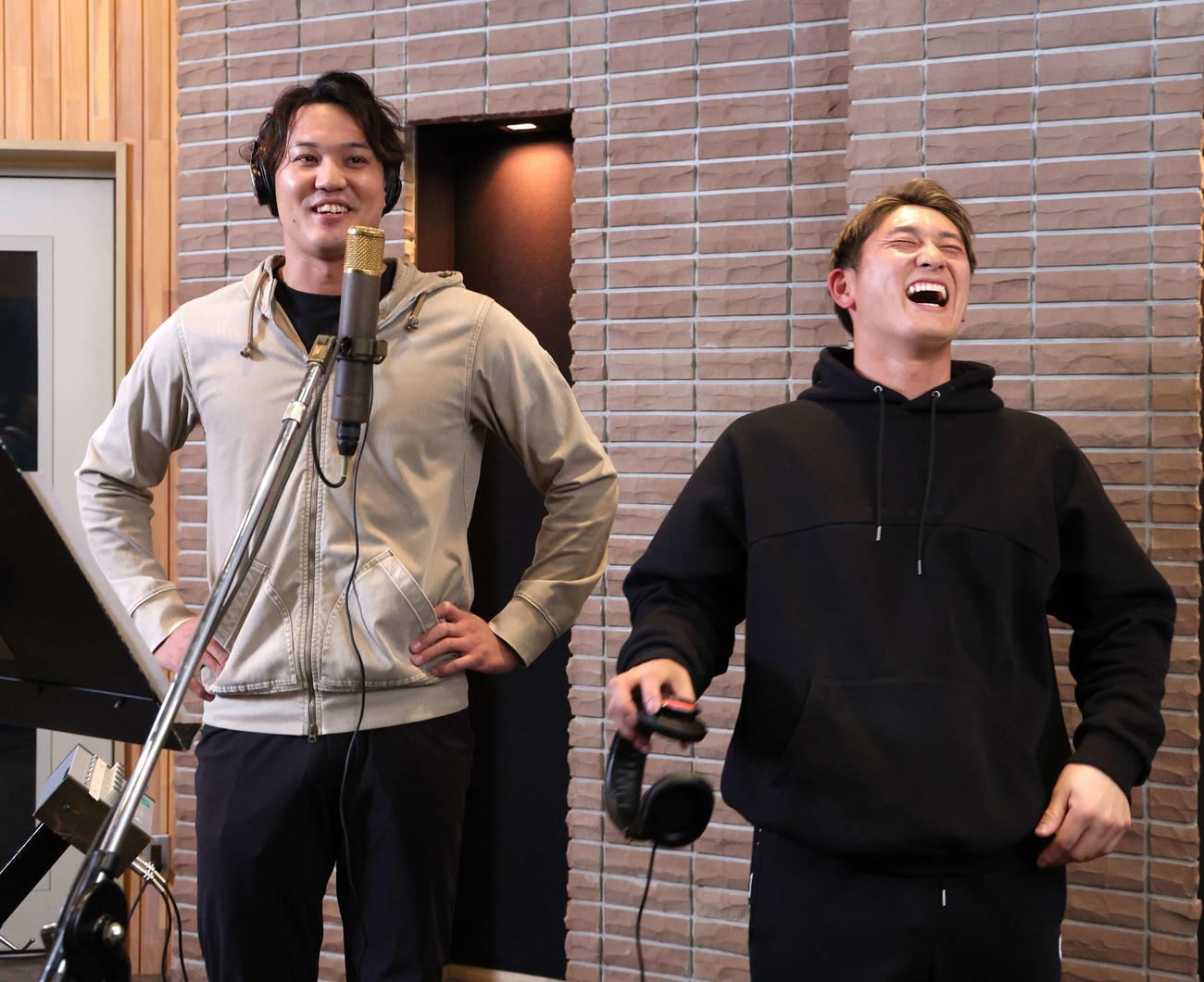 球団歌「熱き星たちよ」のレコーディングを行ったDeNA藤浪（左）と松尾