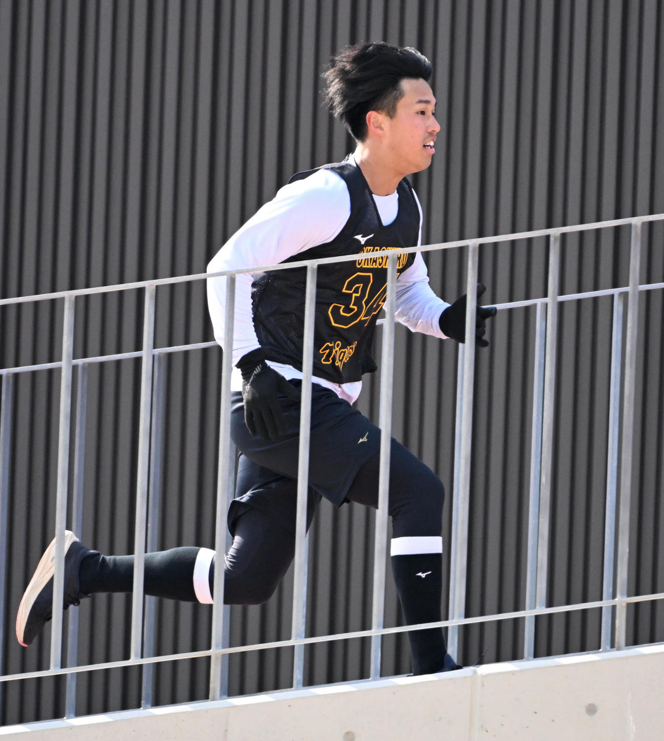 坂をダッシュする阪神岡城（撮影・石井愛子）