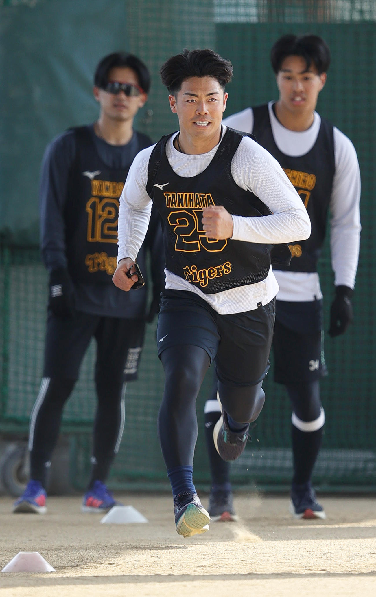 新人合同自主トレに励む阪神谷端（撮影・上山淳一）