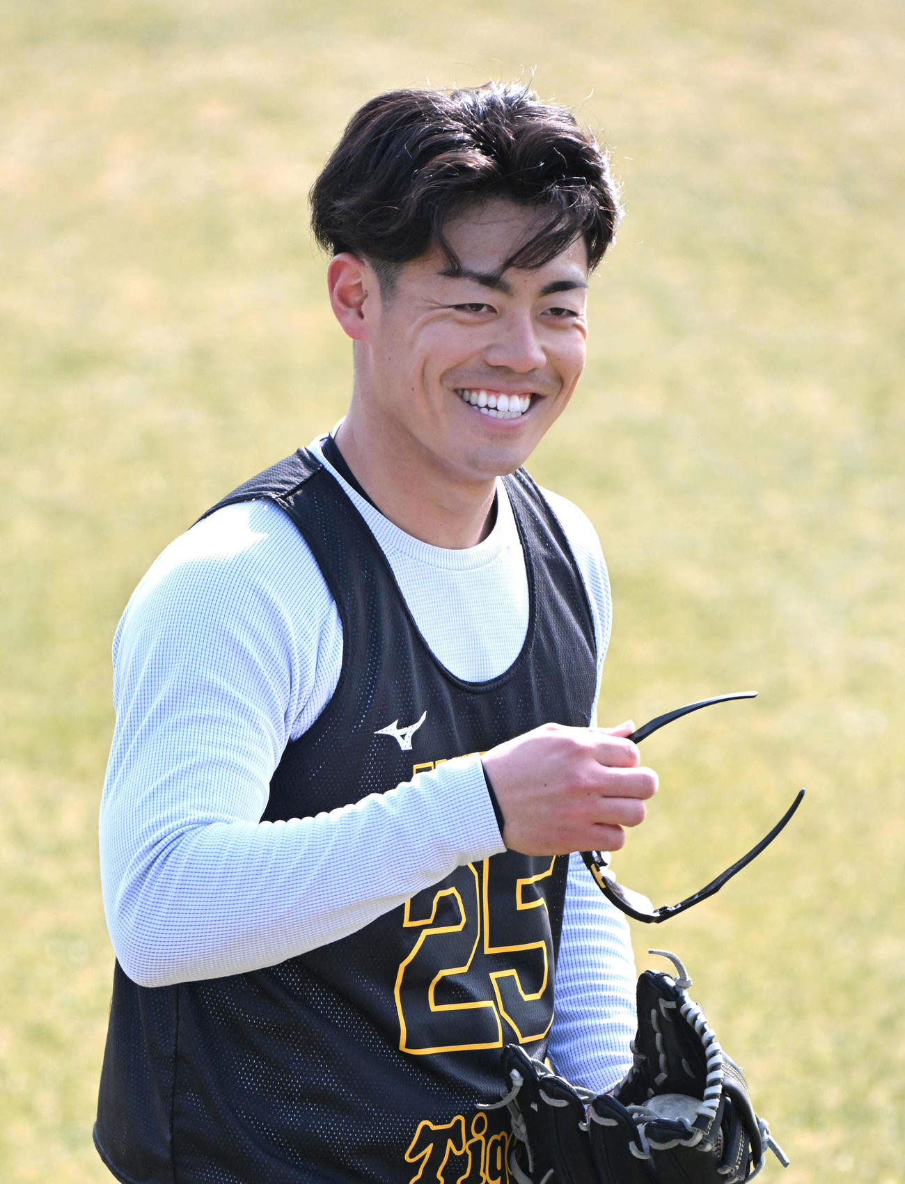 キャッチボールの合間に笑顔を見せる阪神谷端（撮影・石井愛子）