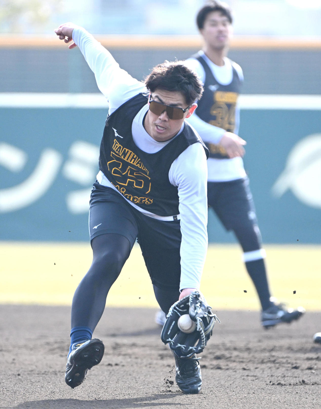 ノックを受ける阪神谷端（撮影・石井愛子）