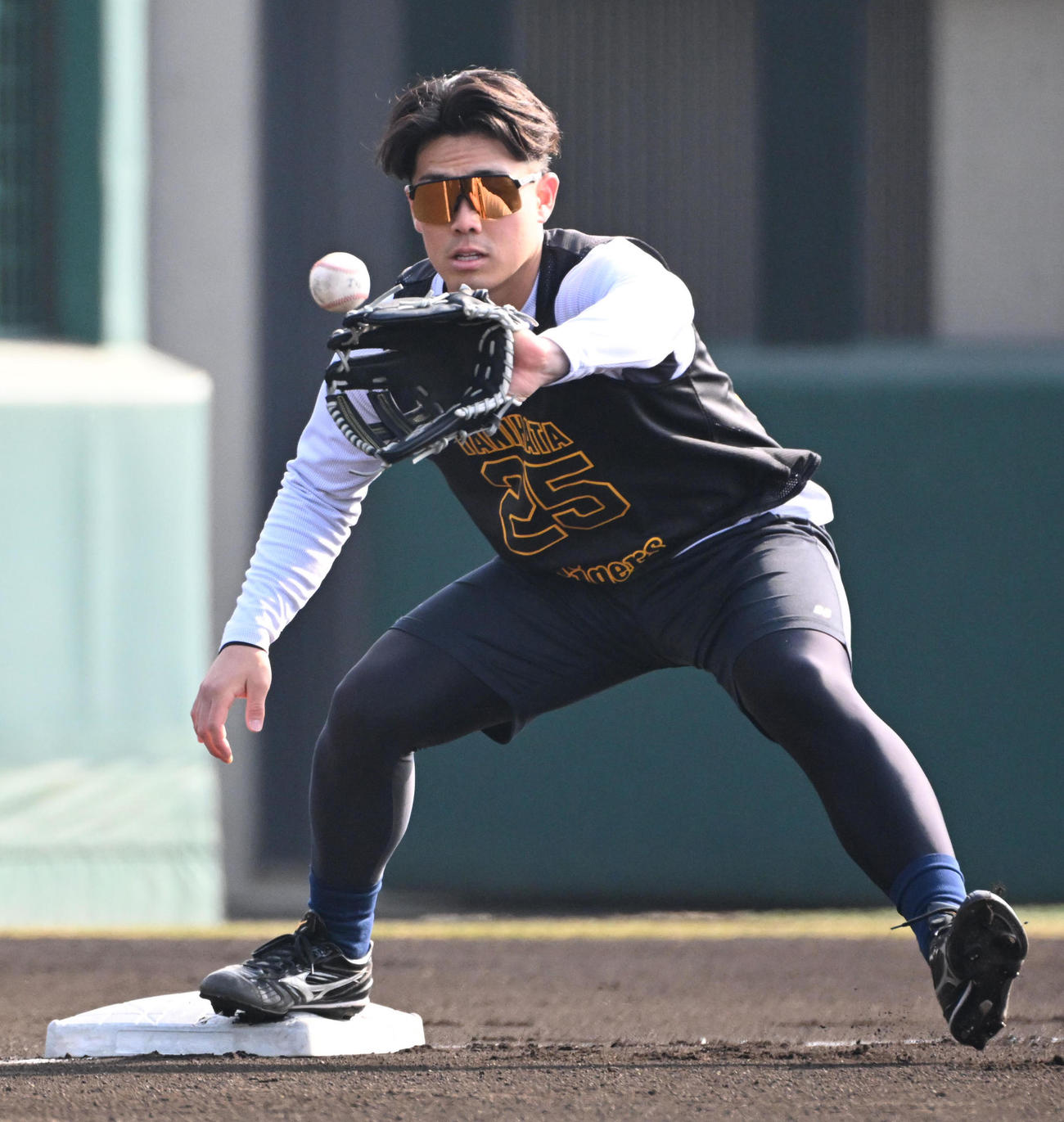 守備練習をする阪神谷端（撮影・石井愛子）