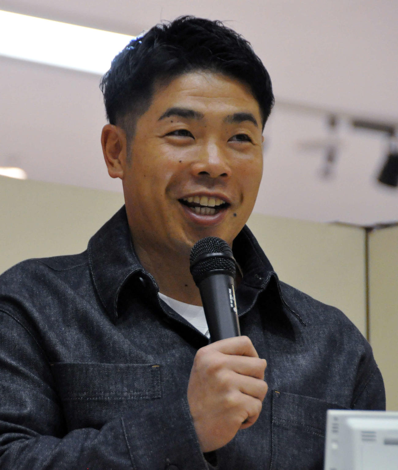 トークショーを行うソフトバンク近藤