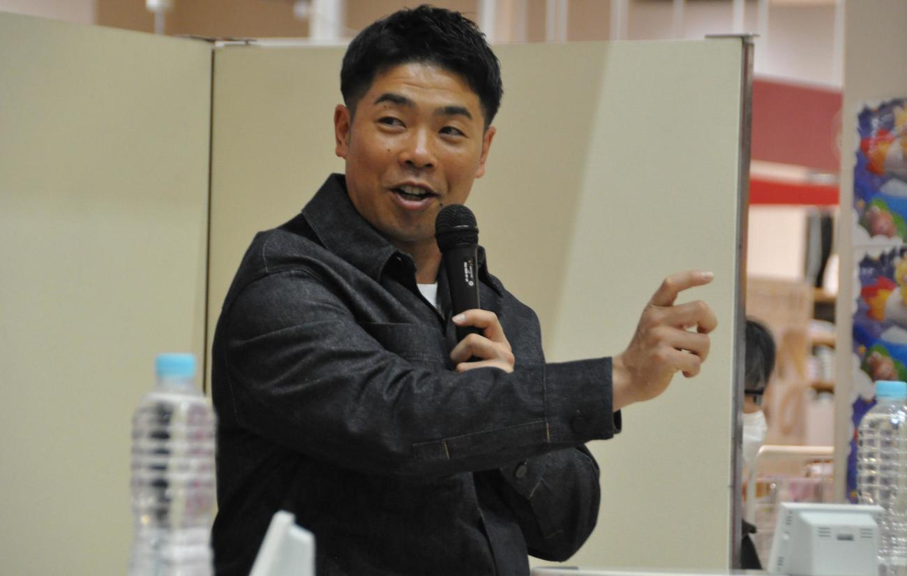 トークショーを行うソフトバンク近藤