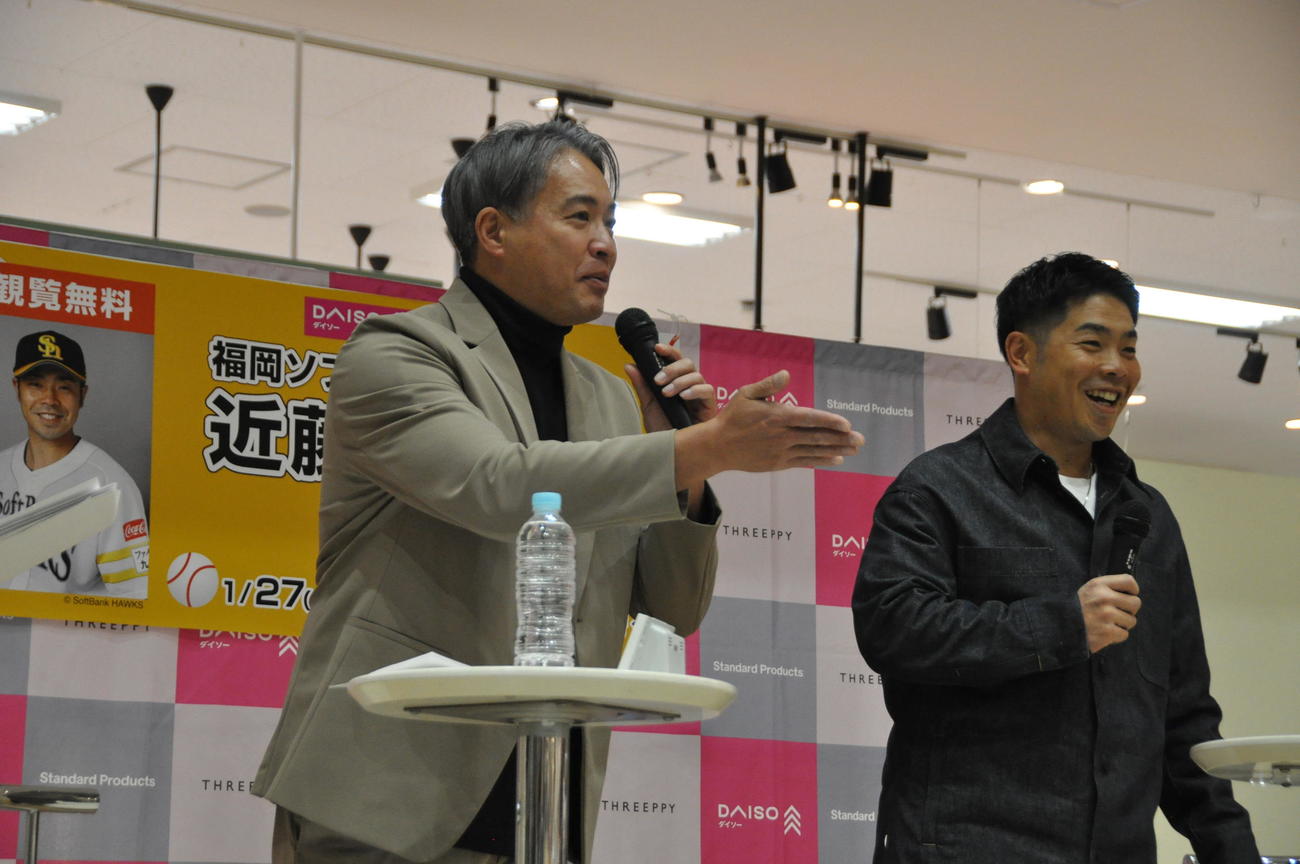 ソフトバンク近藤（右）は球団OB五十嵐氏とトークショーを行う