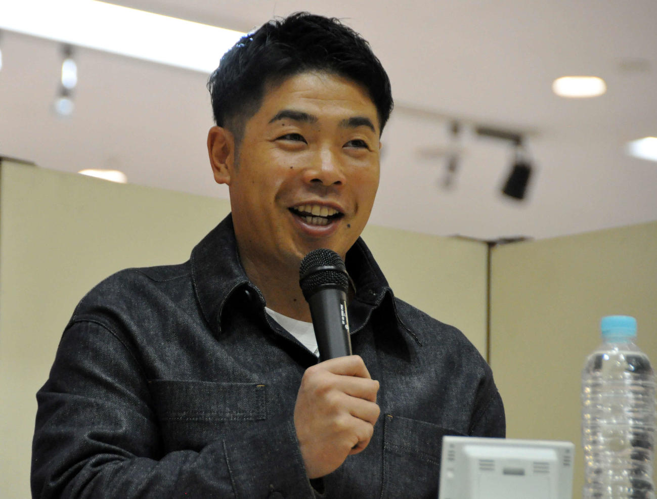 トークショーを行うソフトバンク近藤