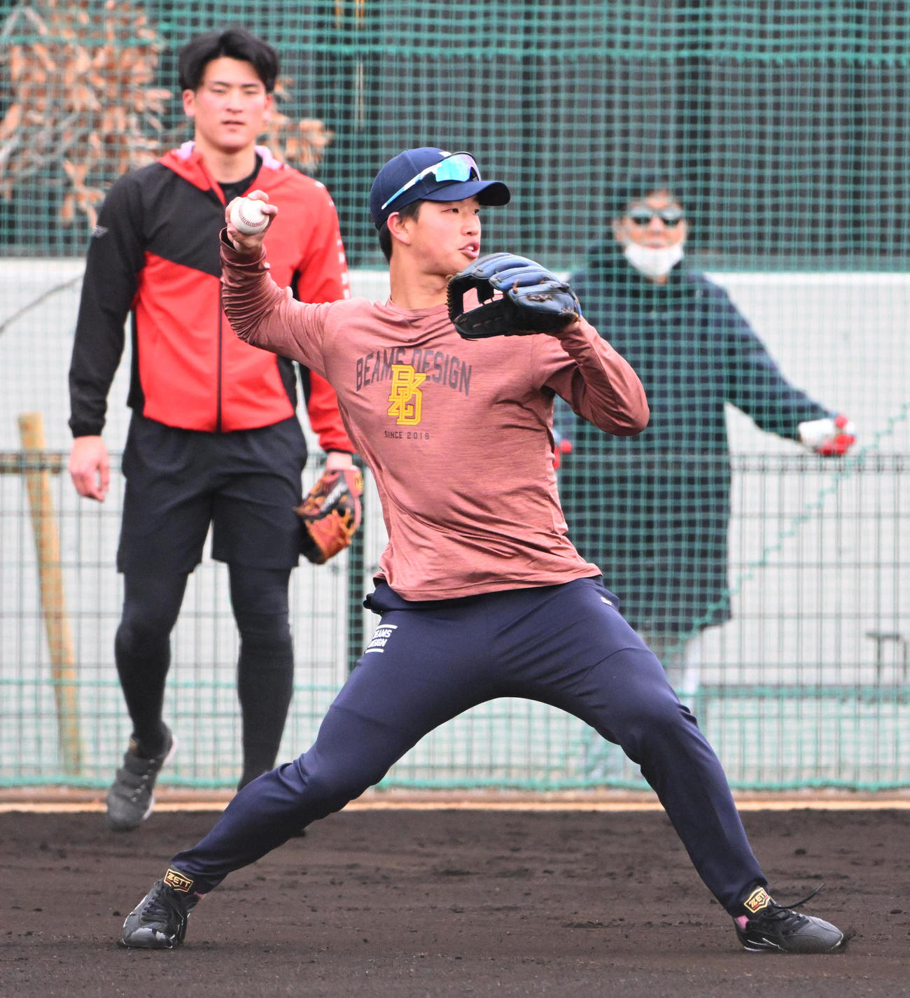 ノックを受ける阪神百崎蒼生。左は阪神高寺（撮影・石井愛子）