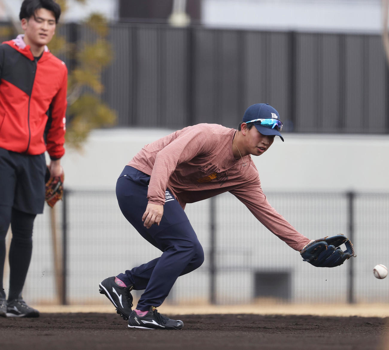 自主トレする阪神百崎（撮影・上山淳一）