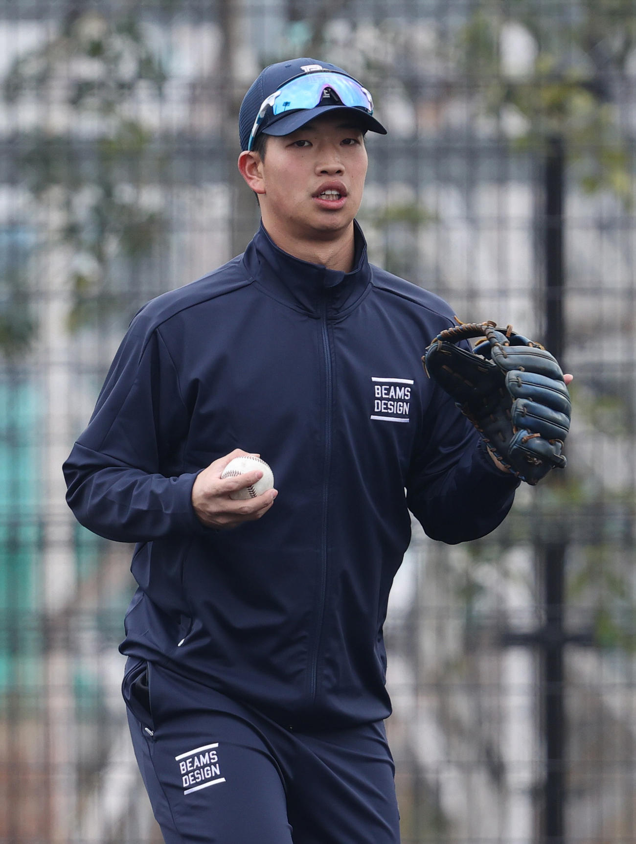自主トレする阪神百崎（撮影・上山淳一）