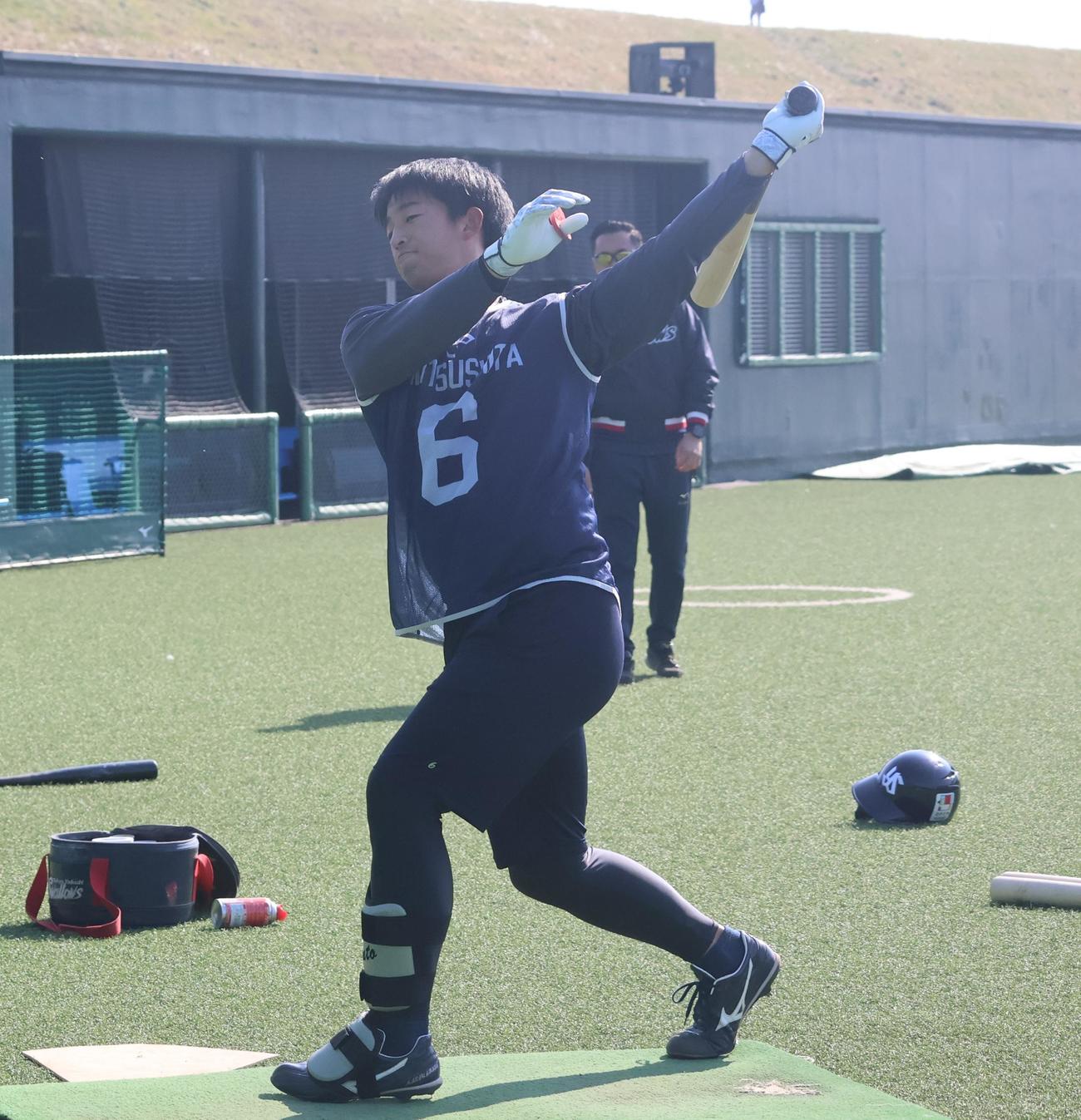 打撃練習を行うヤクルト・ドラフト1位の松下（撮影・塚本光）