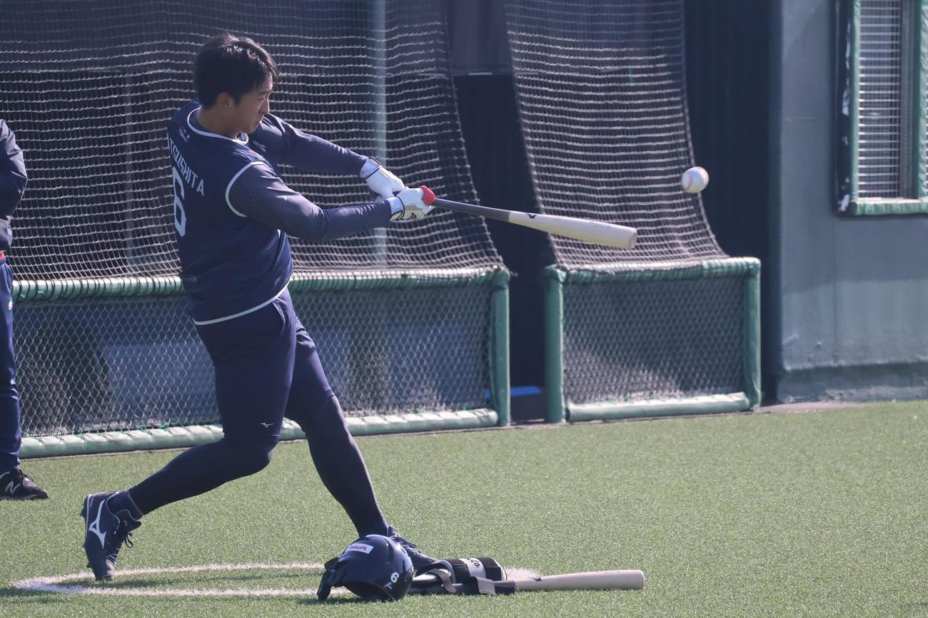 ロングティー打撃を行うヤクルト・ドラフト1位の松下（撮影・塚本光）