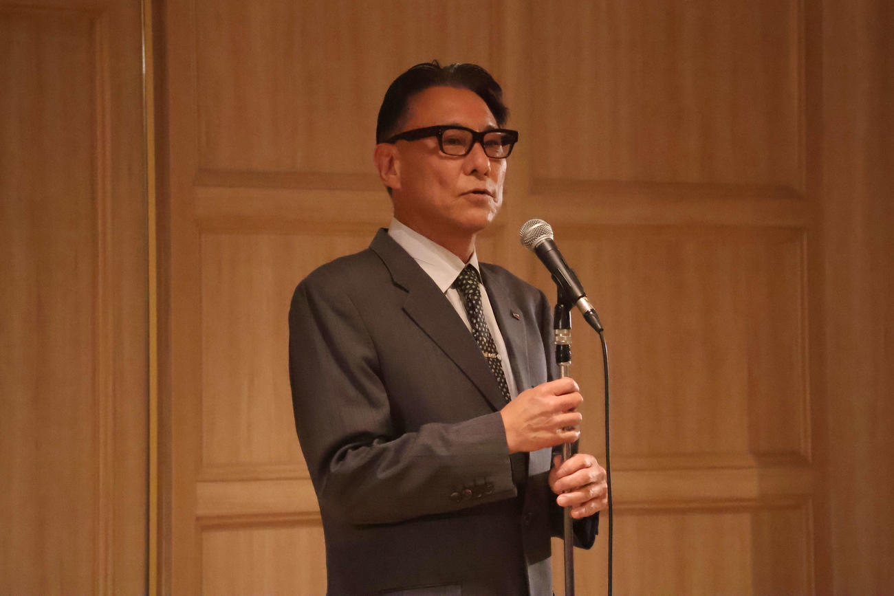 OB会の懇親会であいさつを行うヤクルト池山監督（撮影・塚本光）