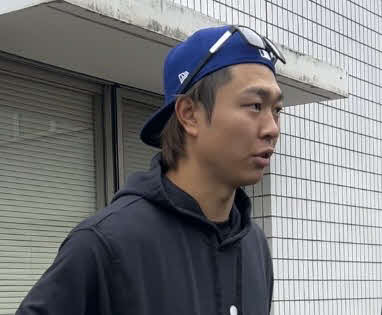 ナゴヤ球場で取材対応する中日高橋宏