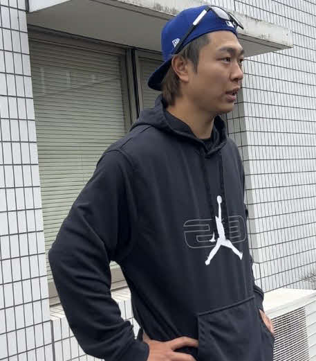 ナゴヤ球場で取材対応する中日高橋宏