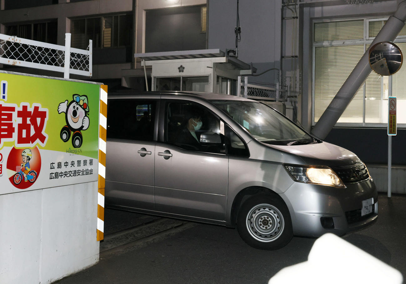 指定薬物のエトミデートを使用した疑いで逮捕された広島羽月隆太郎容疑者は、留置施設がある建物に護送される（撮影・加藤孝規）