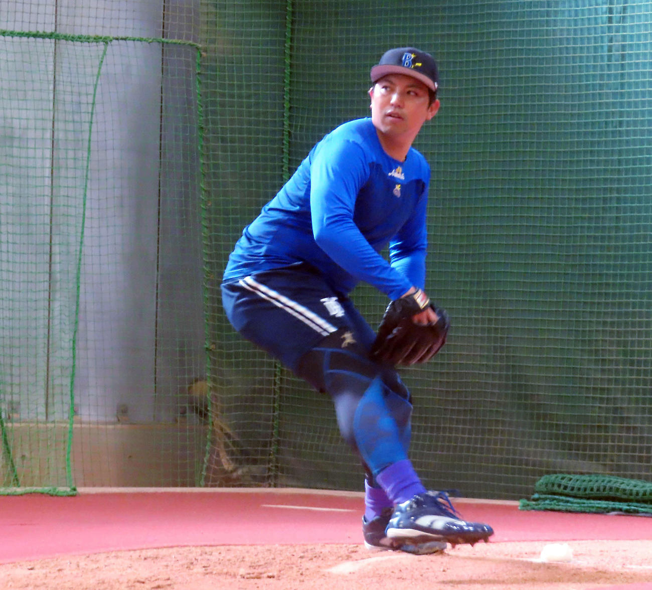 自主トレを公開し、ブルペンで投球するDeNA東（撮影・山本佳央）