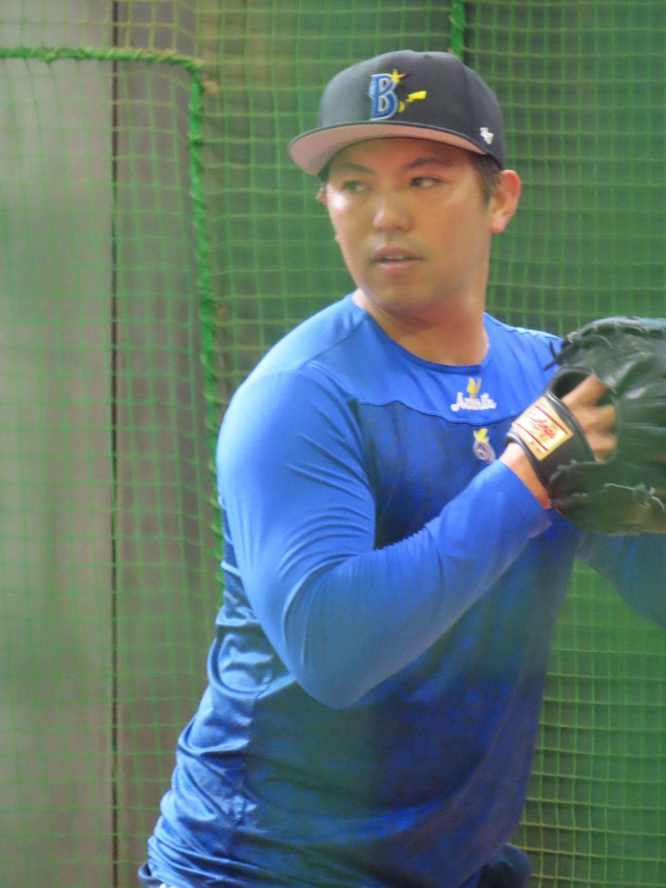 自主トレを公開し、ブルペンで投球するDeNA東（撮影・山本佳央）