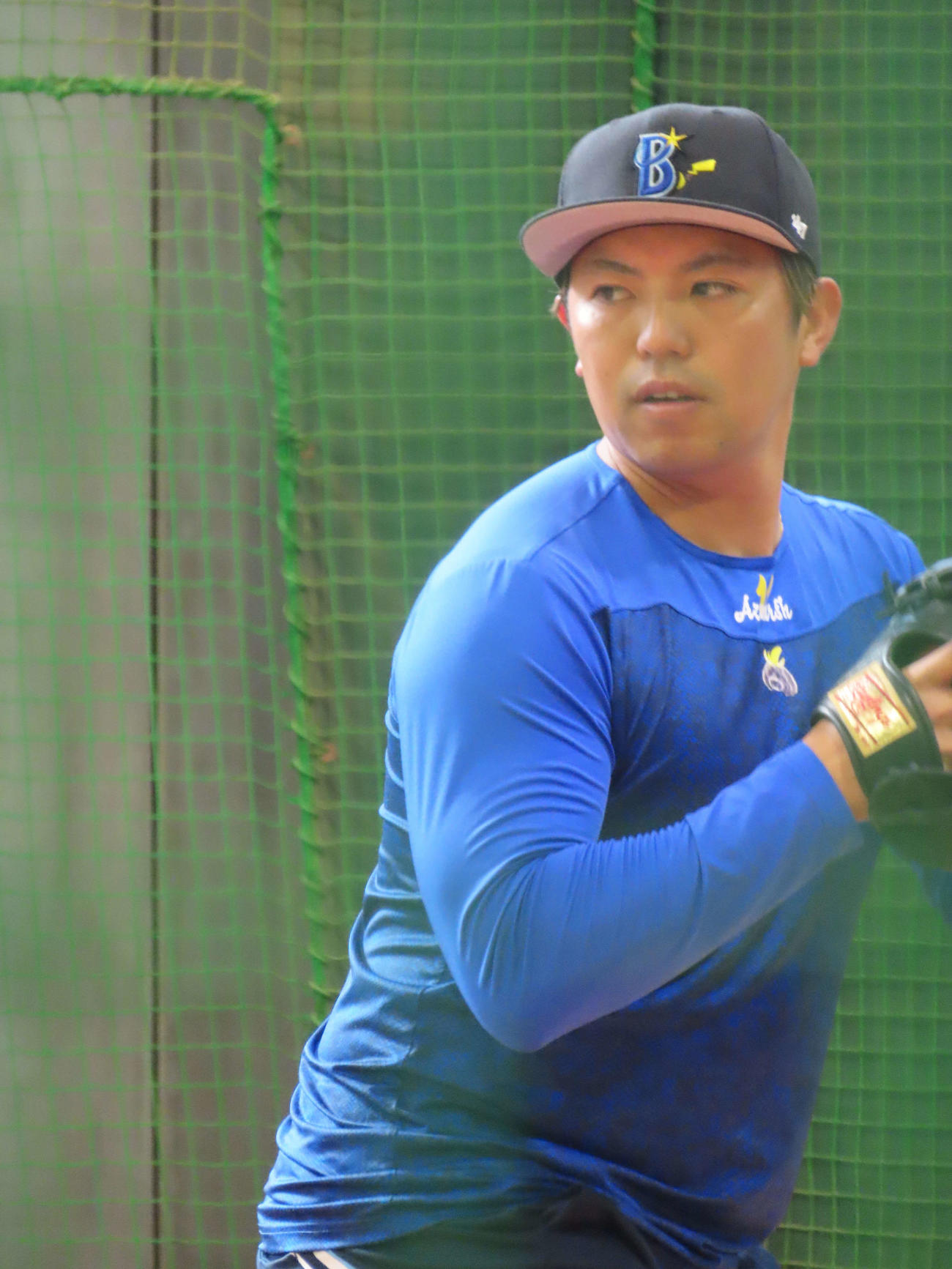 自主トレを公開し、ブルペンで投球するDeNA東（撮影・山本佳央）