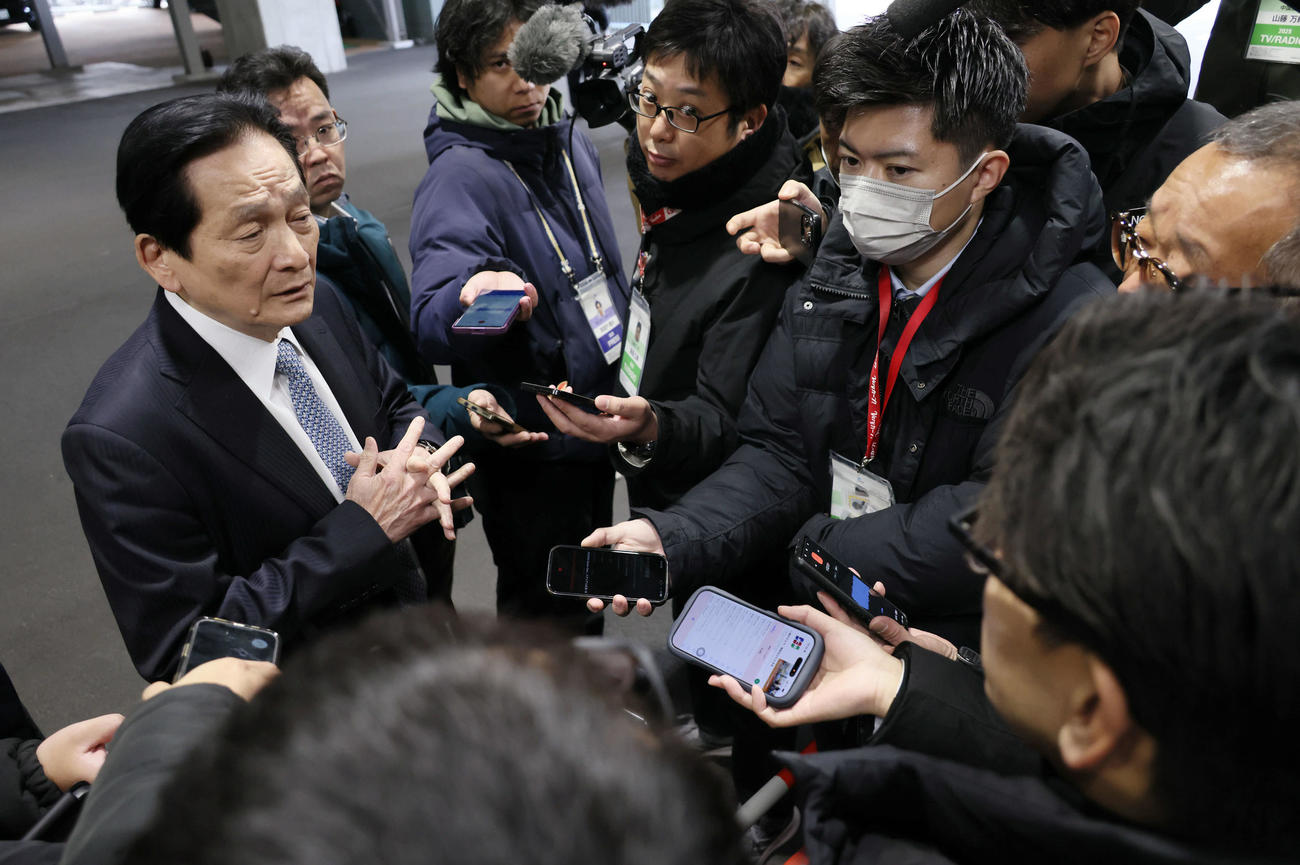 羽月隆太郎容疑者の逮捕を受け、囲み取材に応じる広島鈴木球団本部長（撮影・加藤孝規）