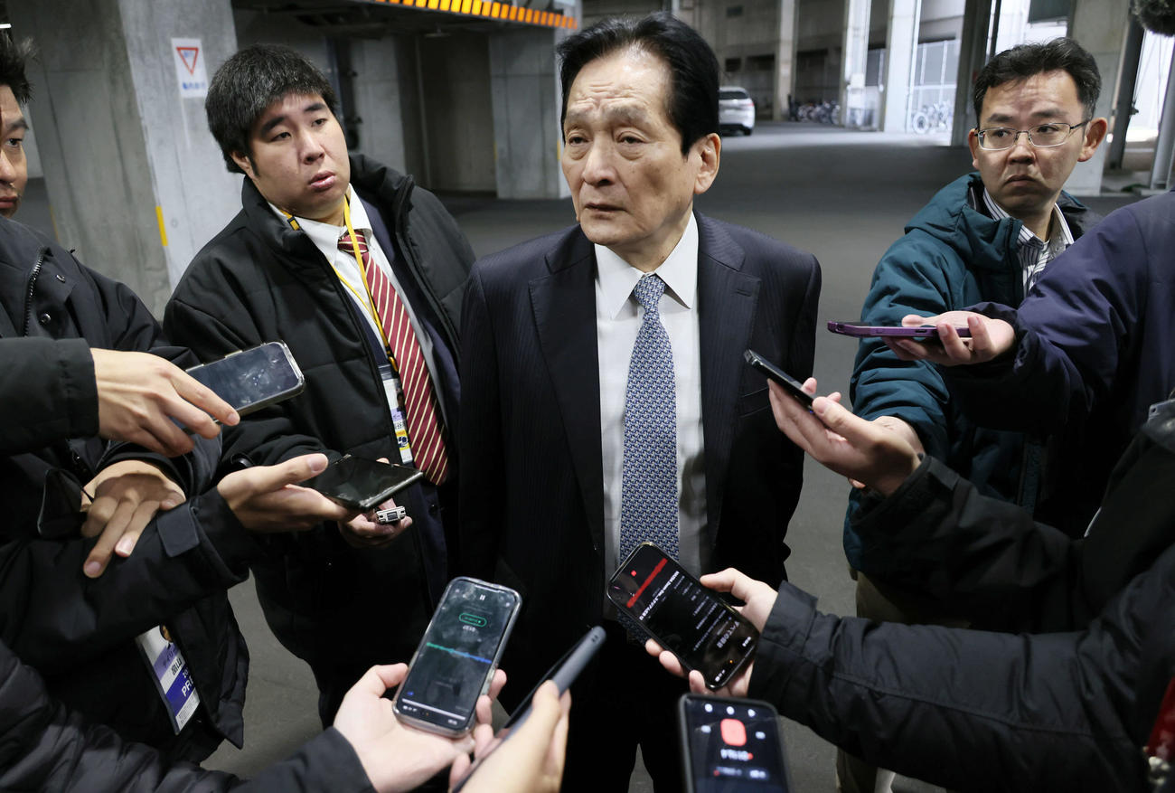 羽月隆太郎容疑者の逮捕を受け、囲み取材に応じる広島鈴木球団本部長（撮影・加藤孝規）