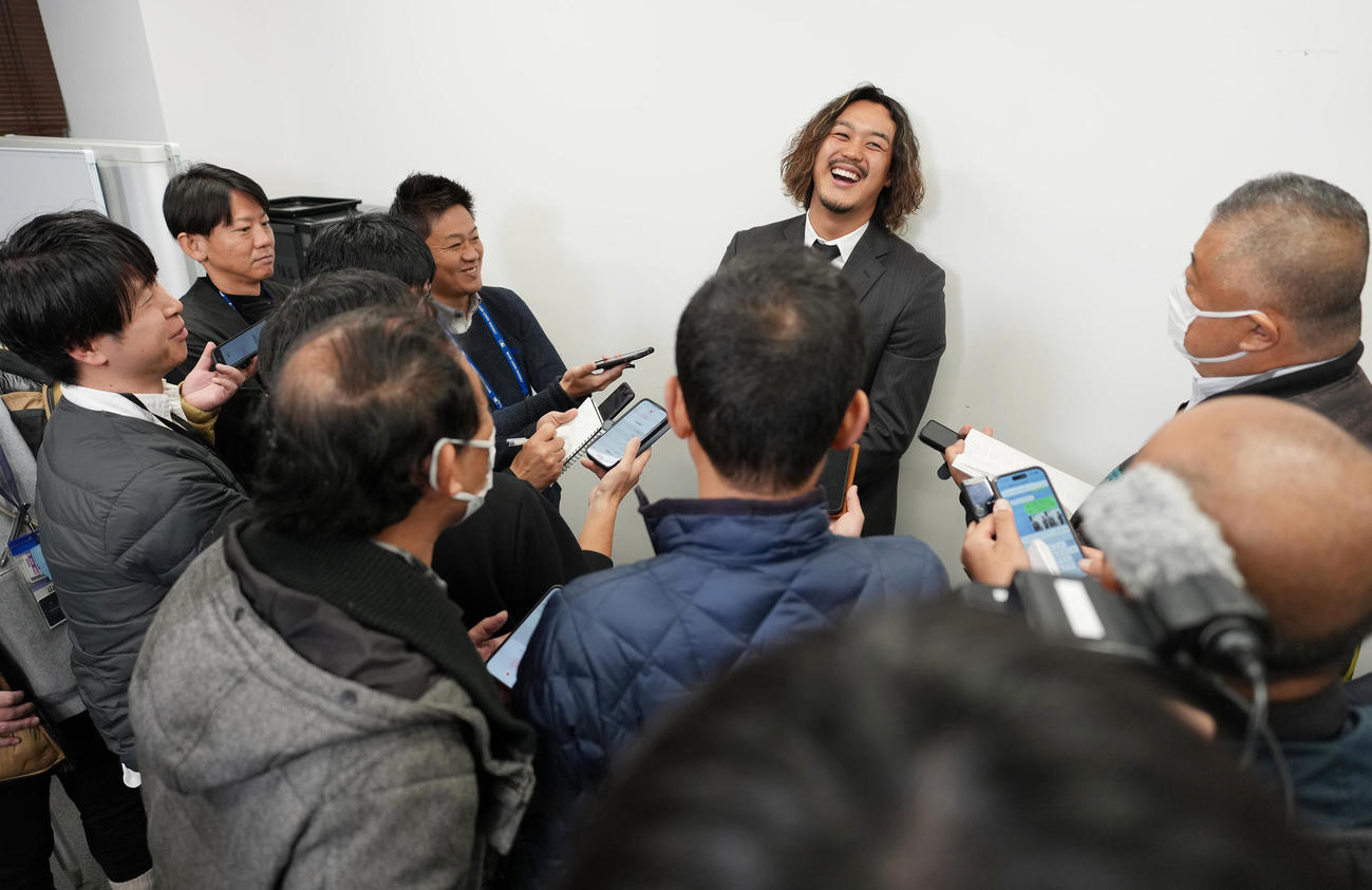 契約更改し囲み取材に笑顔で臨む西武高橋光（撮影・垰建太）