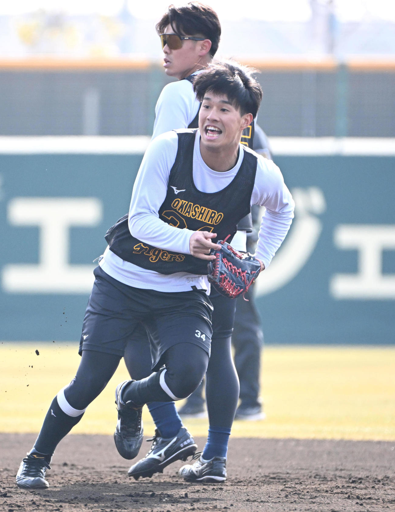 2026年1月27日、ノックを受ける阪神岡城快生（撮影・石井愛子）