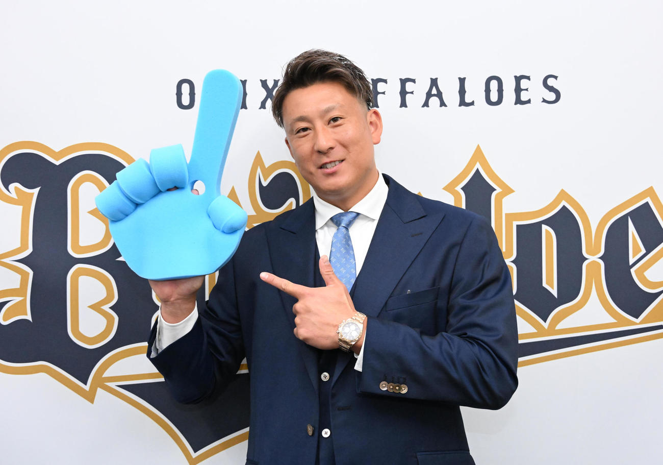 100本塁打まであと1本！っと笑顔を見せるオリックス杉本（撮影・石井愛子）