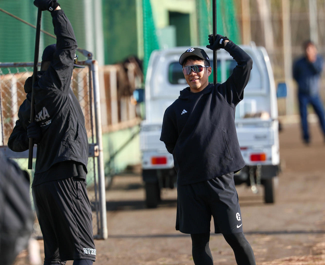合同自主トレ前にリラックスした表情で田中将（左）と話をする則本（撮影・増田悦実）
