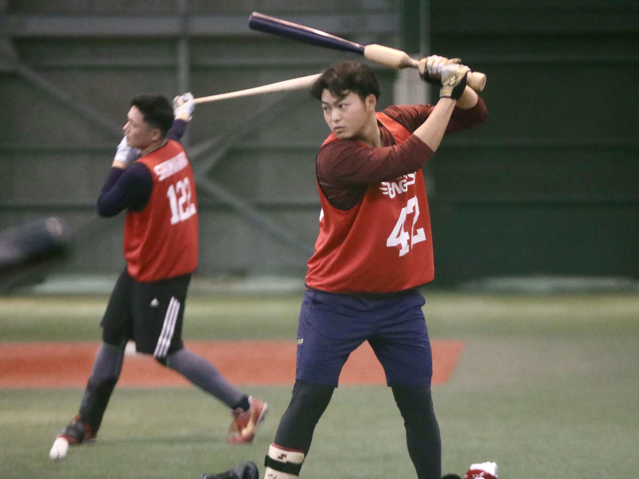 打撃練習をする楽天ドラフト7位の阪上（手前）（撮影・高橋香奈）