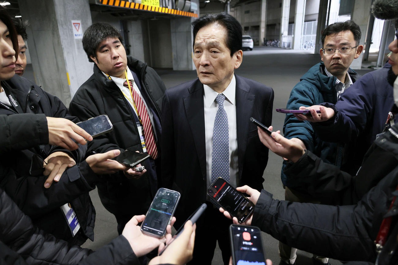 羽月隆太郎容疑者の逮捕を受け、囲み取材に応じる広島鈴木球団本部長（撮影・加藤孝規）