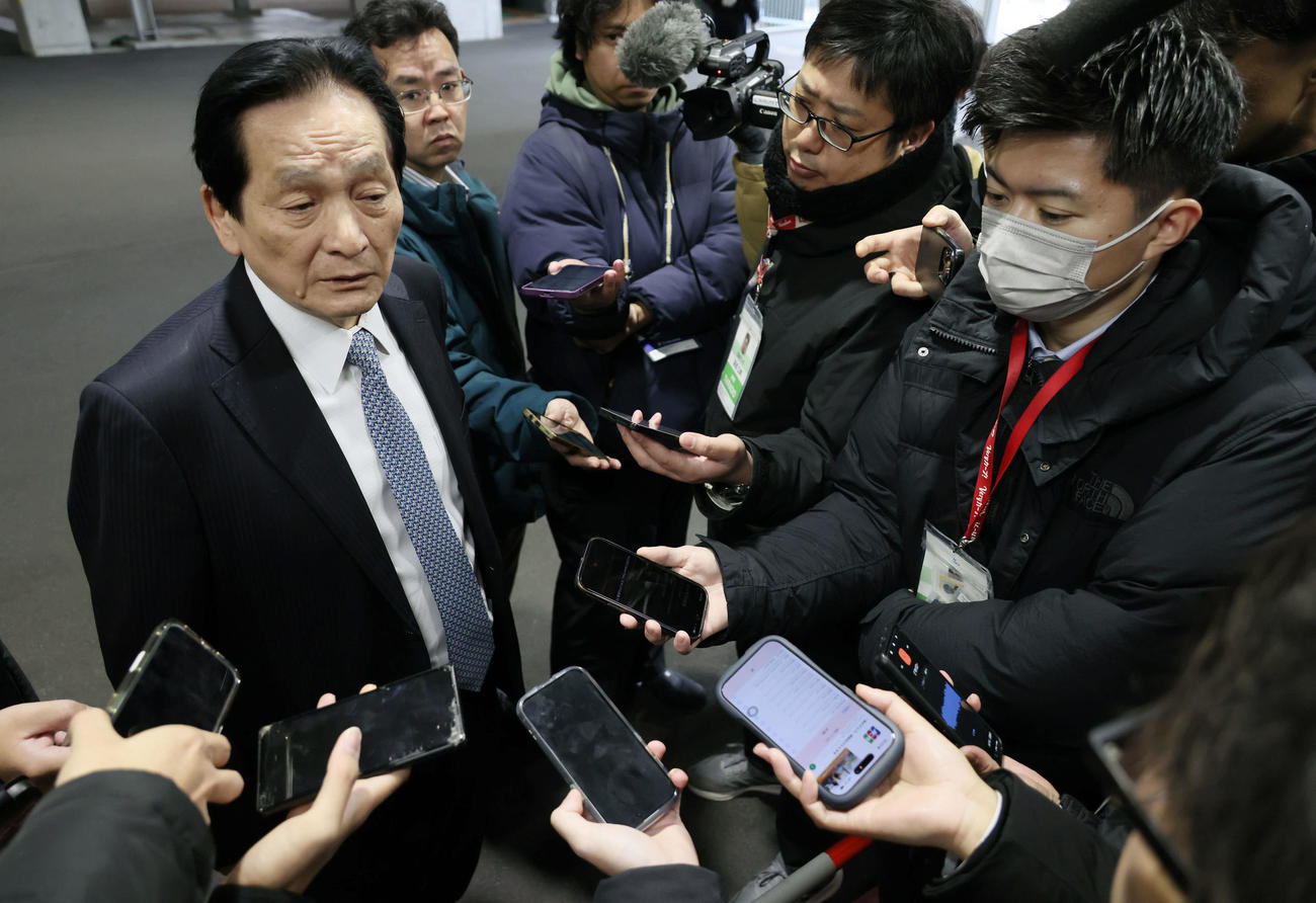 羽月隆太郎容疑者の逮捕を受け、囲み取材に応じる広島鈴木球団本部長（撮影・加藤孝規）